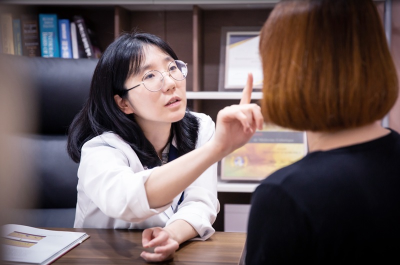 제주보톡스 상담 중인 조문주 대표원장