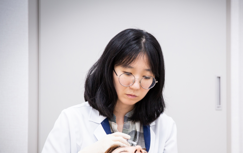 제주쥬베룩 시술 중인 조문주 대표원장