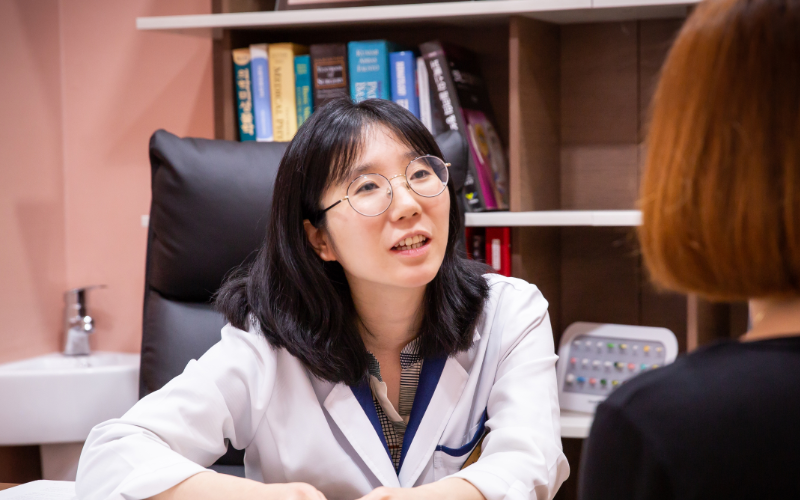 제주레이저토닝 시술 전 상담 중인 조문주 대표원장