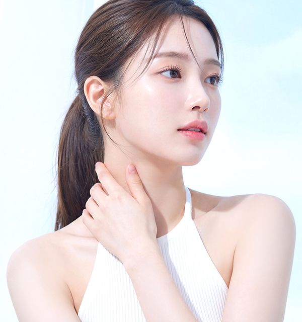 레이저 제모 시술 후 매끈하고 깨끗한 피부를 보여주는 모델