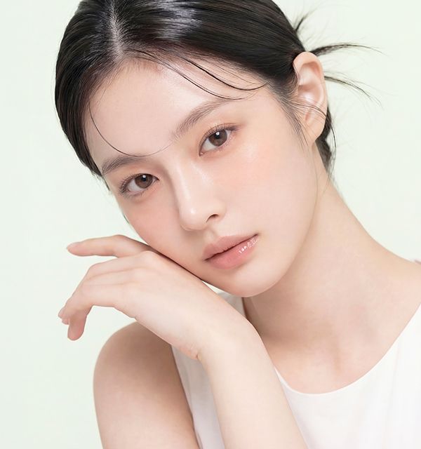 네오젠 플라즈마 시술 후 매끄럽고 탄력 있는 피부를 보여주는 여성 모델