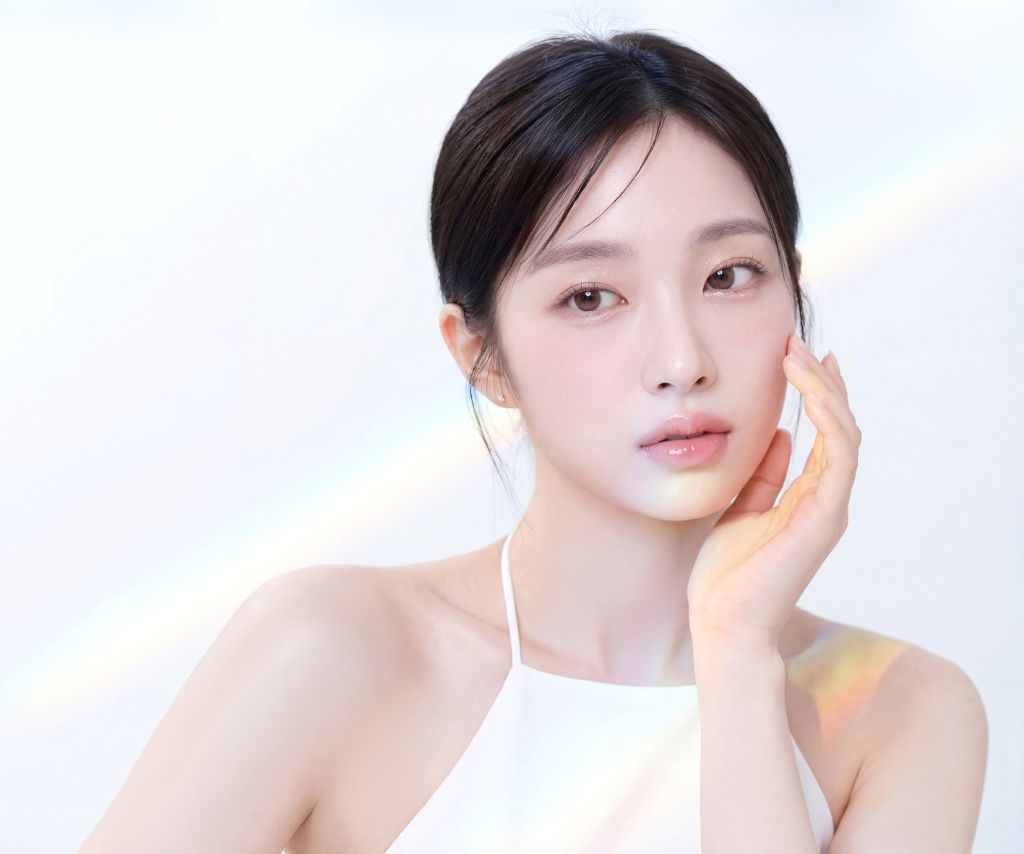 리바이브 리프팅 시술 후 탄력 있고 생기 넘치는 피부를 보여주는 여성 모델