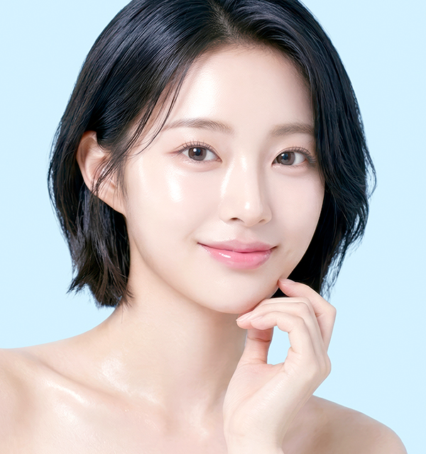 아기주사 시술 후 맑고 생기 있는 피부 톤을 보여주는 여성 모델