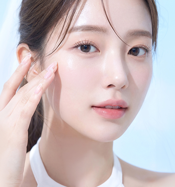 쥬베룩스킨 시술 후 매끄럽고 맑은 피부 톤을 보여주는 여성 모델