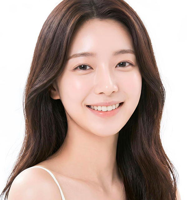 리쥬란 시술 후 맑고 건강한 피부 톤을 보여주는 여성 모델